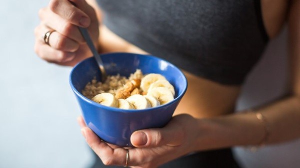 Kết hợp yến mạch với các nguồn protein khác như hạt chia, đậu phộng