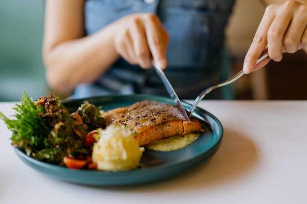 Protein trong cá hồi mang lại nhiều lợi ích sức khỏe to lớn