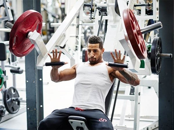 Ép cơ ngực với máy tập Chest Press Machine