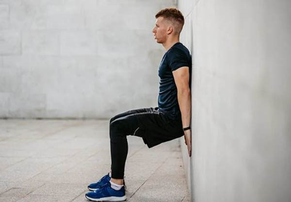 Wall sit (Động tác ngồi tường)Wall sit (Động tác ngồi tường)