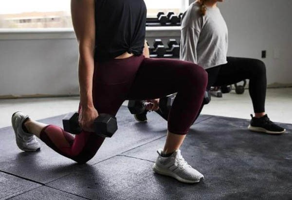 Lunges (Bước chân)