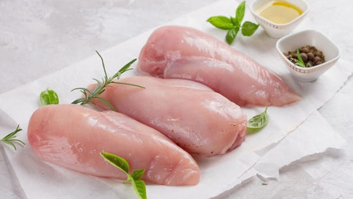 Nửa kg Ức gà bao nhiêu Protein? Ăn ức gà có béo không?