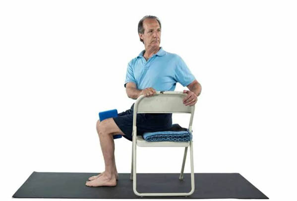 Tư thế Chair Twist - Thực hiện ngay tại văn phòng
