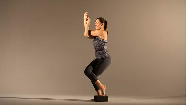 Tư thế Eagle Arms (Garudasana Arms)