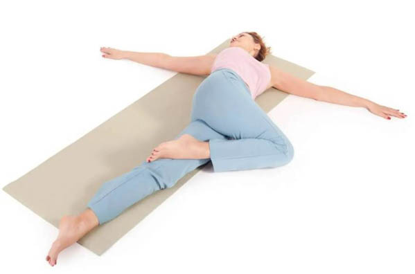 Tư thế nằm xoay đầu gối (Supine Knee Twist)