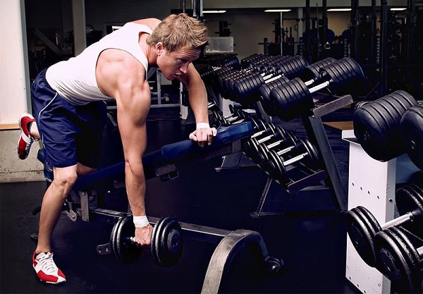 Dumbbell row là một bài tập kéo tạ bằng tay, thường được thực hiện với tạ đơn