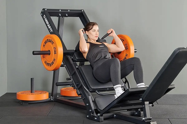 Hack squat là bài tập có thể áp dụng cho nhiều đối tượng khác nhau.