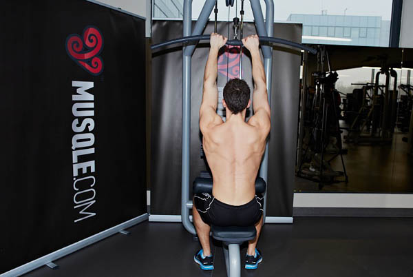 Lat Pulldown nắm hẹp