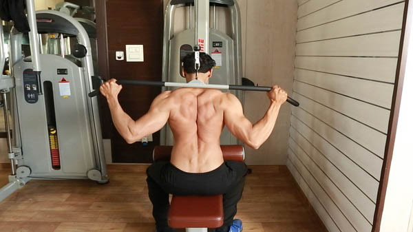 Lat Pulldown sau cổ